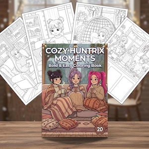 Puede incluir: Se muestra un libro para colorear titulado "COZY HUNTRIX MOMENTS" con el subtítulo "Bold & Easy Coloring Book". La portada presenta a tres chicas con tazas, envueltas en mantas. Varios dibujos para colorear abiertos con dibujos lineales de chicas rodean el libro.