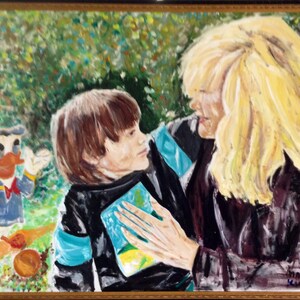 Op de afbeelding: Een olieverfschilderij in een gouden lijst toont een blond persoon met lang haar die naar een kind met bruin haar kijkt. Het kind houdt een blauw boek vast. Een klein Donald Duck figuurtje staat op het gras. De handtekening Marlene Kirkland is zichtbaar.