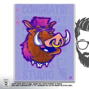 Könnte beinhalten: Ein Druck mit einem Comic-Warzenschwein mit pinken Haaren, Sonnenbrille und einem goldenen Nasenring. Das Warzenschwein ist vor einem lavendelfarbenen Hintergrund mit den Worten "CONGRATS!" und "STUDIO" platziert. Der Druck misst 21,6 x 27,9 cm.
