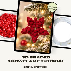 Può includere: Un tutorial per fiocchi di neve in perline 3D con un ornamento rosso a forma di stella, una ciotola di perline rosse e una bobina di filo trasparente. Il testo recita 3D BEADED SNOWFLAKE TUTORIAL, STEP-BY-STEP VIDEO e GREAT FOR BEGINNERS.