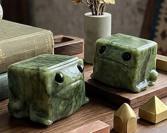 Hand-Carved Square Frog Crystal Figurine, Green Gemstone Toad Desk Decor, Quirky Animal Statue