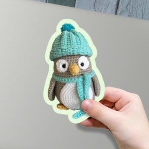 Pegatina de pingüino amigurumi, bonita calcomanía de vinilo troquelado de 3 pulgadas, pegatina para computadora portátil con temática de crochet, accesorio de agenda, complemento de tarjeta, regalo de papelería