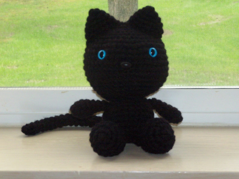 Gatito juguetón negro ganchillo gato muñeca con ojos ...