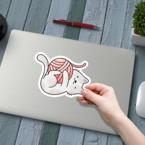 Sticker mignon chat blanc avec pelote de laine, sticker amateur de laine, amoureux des chats, panier et bas de Noël, complément pour carte, autocollant pour agenda, sticker pour ordinateur portable