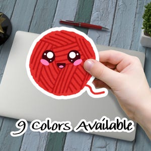 Sticker coupé en pelote de laine kawaii, couleurs au choix, cadeau pour les amateurs de laine, pour tricoteuse ou crocheteuse, sticker pour ordinateur portable sur le thème de l'artisanat, complément pour carte