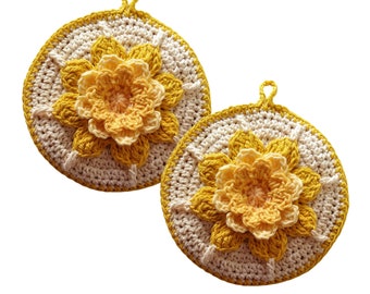 Layered Flower Potholder in Three Shades of Yellow, with Cream