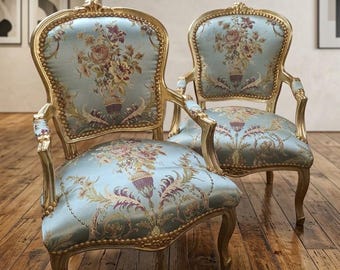 Coppia di poltrone francesi Luigi XV, poltrone vintage con decorazioni in foglia d'oro, poltrone in jacquard floreale rococò