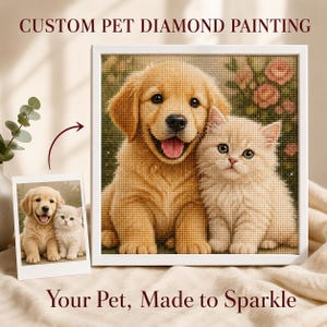 Può includere: Un kit di pittura diamante personalizzato per animali con un'opera d'arte a mosaico incorniciata di un cucciolo di golden retriever e un gattino soffice. Il testo CUSTOM PET DIAMOND PAINTING e Your Pet, Made to Sparkle appare con una foto.