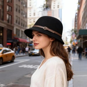 Cappello cloche in lana, fibbia in montone, cappello a secchiello regolabile da donna, stile Rench Hepburn