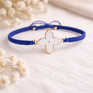 Braccialetto con ciondolo a forma di fiore blu: la tendenza minimalista più carina del momento.