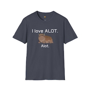 Pode incluir: Camiseta azul marinho escuro com o texto "I love ALOT." acima de uma ilustração de desenho animado de uma criatura peluda. Abaixo da criatura, o texto diz "Alot."
