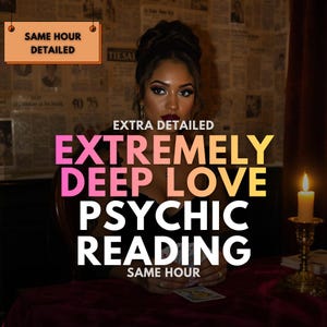 Op de afbeelding: Afbeelding die psychische readings promoot. De tekst bevat "EXTREMELY DEEP LOVE PSYCHIC READING" en "SAME HOUR DETAILED." Een vrouw is aanwezig, met een kaars en tarotkaarten op een tafel. De achtergrond is een muur van krantenknipsels.