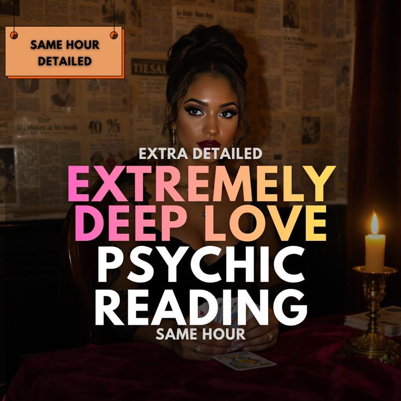 Op de afbeelding: Afbeelding die psychische readings promoot. De tekst bevat "EXTREMELY DEEP LOVE PSYCHIC READING" en "SAME HOUR DETAILED." Een vrouw is aanwezig, met een kaars en tarotkaarten op een tafel. De achtergrond is een muur van krantenknipsels.