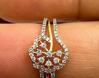 Anillo con racimos de diamantes de 0,70 ct y diseño de chevrón, con banda de oro de 14 quilates en forma de burbuja.