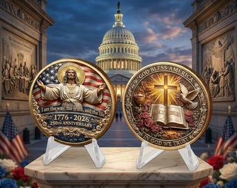 La moneda conmemorativa, que celebra el 250 aniversario de la fundación de los Estados Unidos, presenta la Campana de la Libertad y un águila calva.