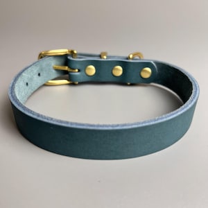 Handgjort blått läderhalsband för hundar: Rustikt halsband för husdjur i kohud