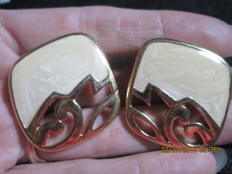 VINTAGE BEAUTIFUL Gold /& Pearly Beige Enamel Art Deco Open Work Stud Earrings..#8485