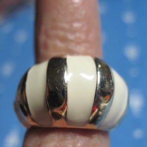 Vintage BEAUTIFUL Gold & White Enamel Striped Designer &#39;Dome&#39; Ring sz 5 1/2...185A....Gift for Woman,High End Top Quality,Cos Play,Drag