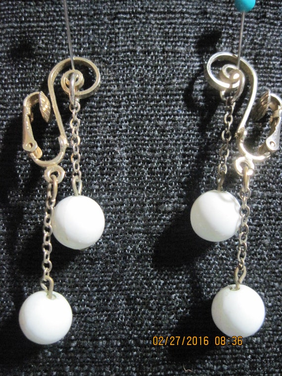 VINTAGE BEAUTIFUL Set of 2 White Lucite Clip Earr… - image 3
