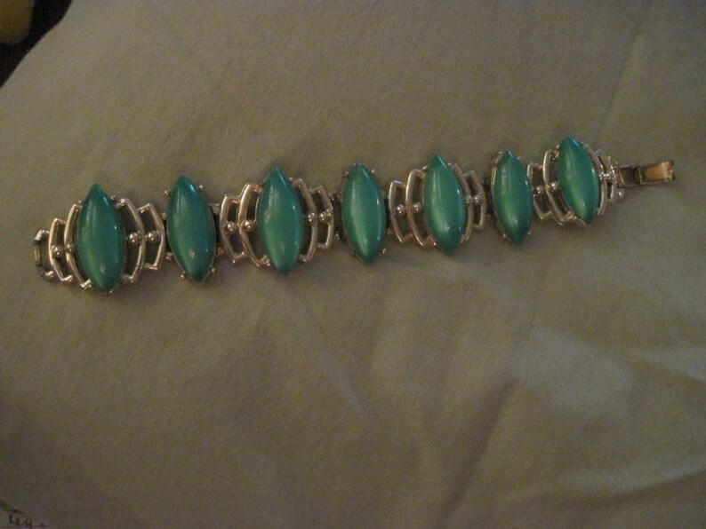 Vintage BEAUTIFUL Thermoset Lt GreenSeafoam Moonglow Big /& Chunky Goldtone Bracelet..3279