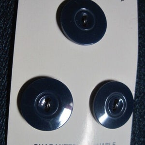 VINTAGE 60&#39;s/70&#39;s Le Bouton 3 Navy Blue Acrylic/Lucite Coat/Jacket/Sweater Buttons..2482..usable or for collecting