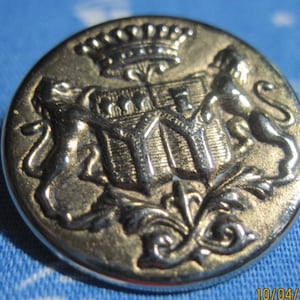 VINTAGE AWESOME Gold Lions Emblem Military Style Button..#127a/jewelry...Military Accents,Clothing Accents,Vintage Buttons,Vintage Military