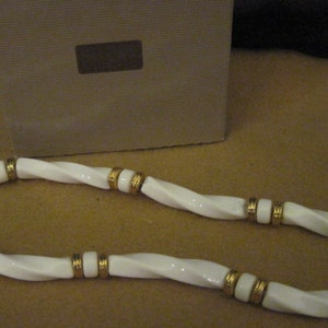 BEAUTIFUL Vintage CLASSIC Twist Lucite Necklace...1988...by Avon #453..NOS..Gift 4 Woman,