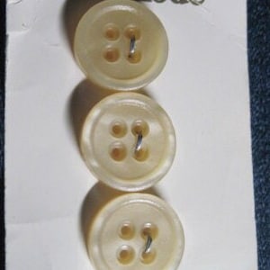 VINTAGE 60&#39;s/70&#39;s Set of 3 Off White Moonglow Simple Sweater Lucite Buttons....2331..usable not for collecting
