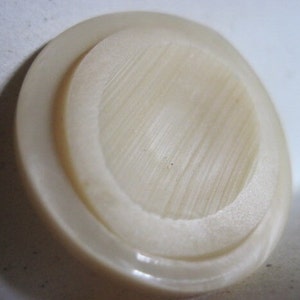 VINTAGE 40's/50's Off White Layered Round & Oval Low Well Center Celluloid/Lucite Button..2276...usable or for collecting
