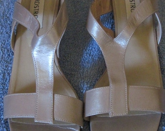Beautiful VINTAGE 60's/70's Nordstrom's Goldish Beige Open Toe Sandals Leather Low Heel Shoes....8 1/2 N...OBO