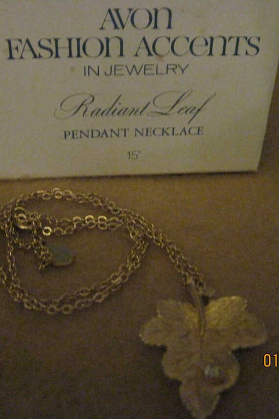 BEAUTIFUL Vintage RADIANT Leaf Pendant Necklace..1