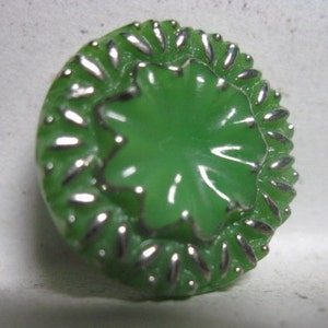 VINTAGE PRETTY 1950&#39;s/60&#39;s Grass Green Molded Posy w/ Gilded/Gilt Silver Accents Button.....#1650