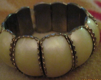 VINTAGE BEAUTIFUL Thermoset Cream and Gold Stretch Bracelet..RECLAIMED..2881