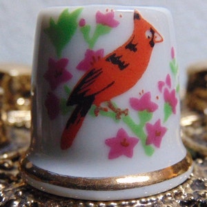 VINTAGE Gorgeous 70&#39;s/80&#39;s Miniature 7/8&quot; Cardinal & Pink Floral Bone China/Porcelain Thimble...#43... Thimble Collectors,Vintage Thimbles