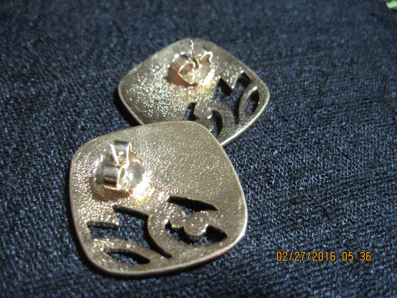 VINTAGE BEAUTIFUL Gold /& Pearly Beige Enamel Art Deco Open Work Stud Earrings..#8485