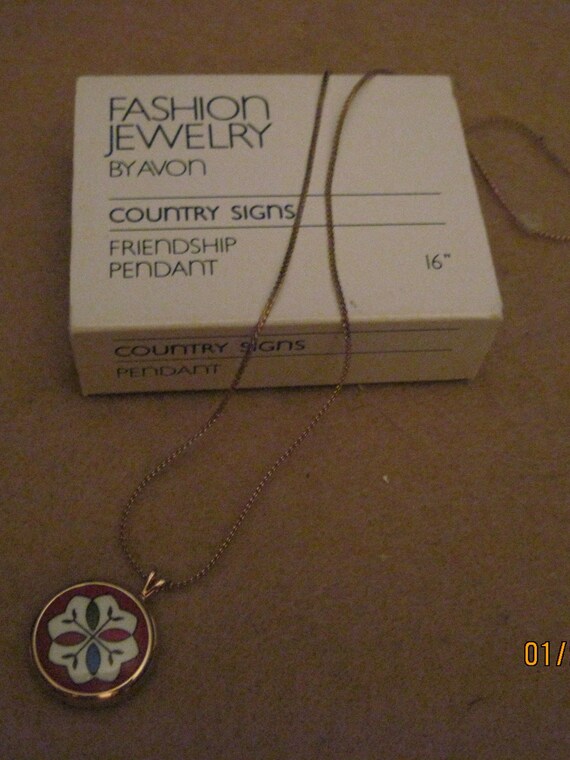 BEAUTIFUL Vintage Country Signs Pendant Necklace..