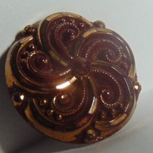 VINTAGE BEAUTIFUL Le Chic Mid 20th Century Deep Red Fancy Swirl Molded Relief w/ Gold Luster Glass Button..#3083
