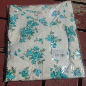 Pretty Loti Mint & White Floral Flannel Robe w/ Pockets sz XXLG never out of package...(Mom)