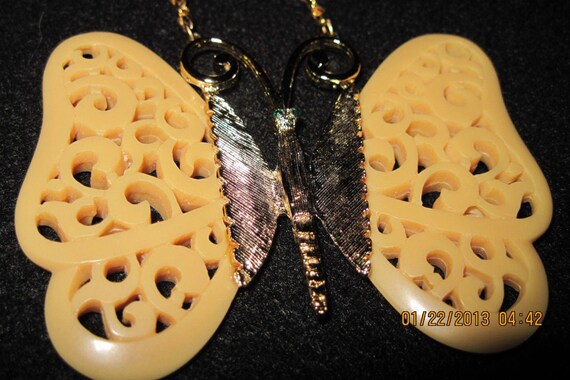 VINTAGE Thermoset Large Butterfly Pendant/Necklac… - image 3