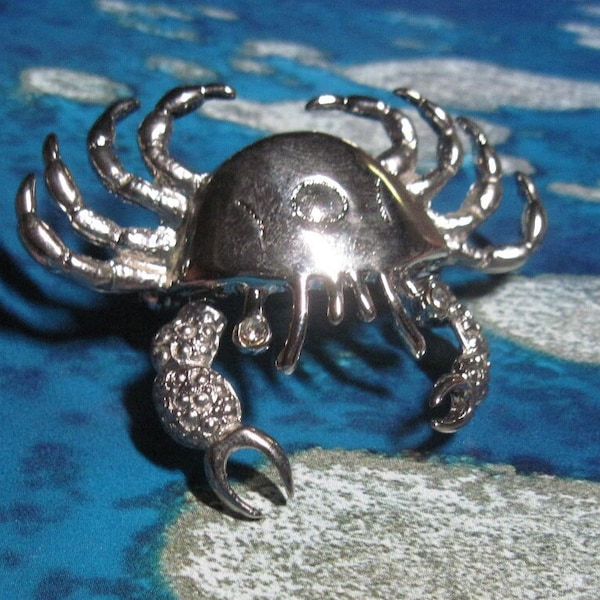 Vintage BEAUTIFUL Silver,Rhinestone Detailed Crab Brooch Front Pincher's MOVE....#9028....Sea Life Jewelry,Office or Play Wear,Beach Lover,