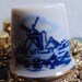 Joli Dé De Porcelaine Delft Bleu Décoré D'un Moulin Hollandais Avec Finition Dorée - Parfait Pour Collectionneurs
