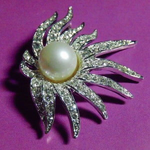 Vintage LOVELY Romantic TARA Silver,Pave&#39; Crystal & Faux Pearl Sunburst Brooch...#3226...Elegant,Gift 4 Her,Gift 4 Mom,Floral Jewelry
