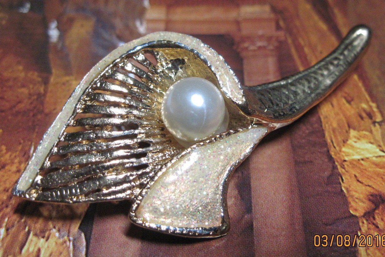 Vintage ROMANTIC Gold, Glittery Peach & Faux Pearl 'lily