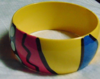 VINTAGE Beautiful 80's Yellow Painted BOLD Abstract Acrylic/Plastic Wide Bangle Bracelet..#3061...80's Bold Jewelry,Summer,Abstract Design