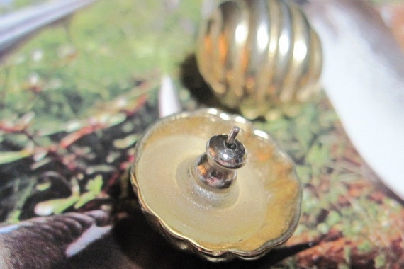 Vintage ROMANTIC Gold 'Ribbed' Dome Button Style … - image 2