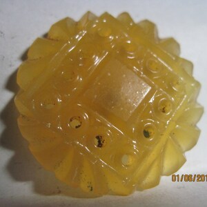 ANTIQUE EXCELLENT 1800&#39;s/1900&#39;s Apple Juice/Yellow Highly Carved Pierced Ornamental Design Celluloid/French Euro Bakelite Button...#1231