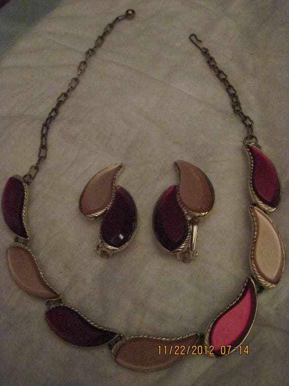 Vintage BEAUTIFUL Thermoset Red and Pink Moonglow 