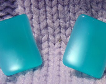 Vintage PRETTY Thermoset Sea/Mint Green Moonglow Wavy Curved Rectangle Screwback Earrings...#3138