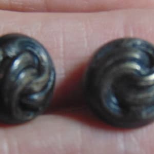 ANTIQUE 20th Century ELEGANT Set of 2 Brass &#39;Blacken&#39; Molded/Stamped &#39;Knot&#39; Metal Button..#4011