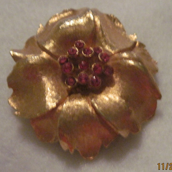 Vintage STUNNING Gold Detailed Flower w/ SWARVOSKI